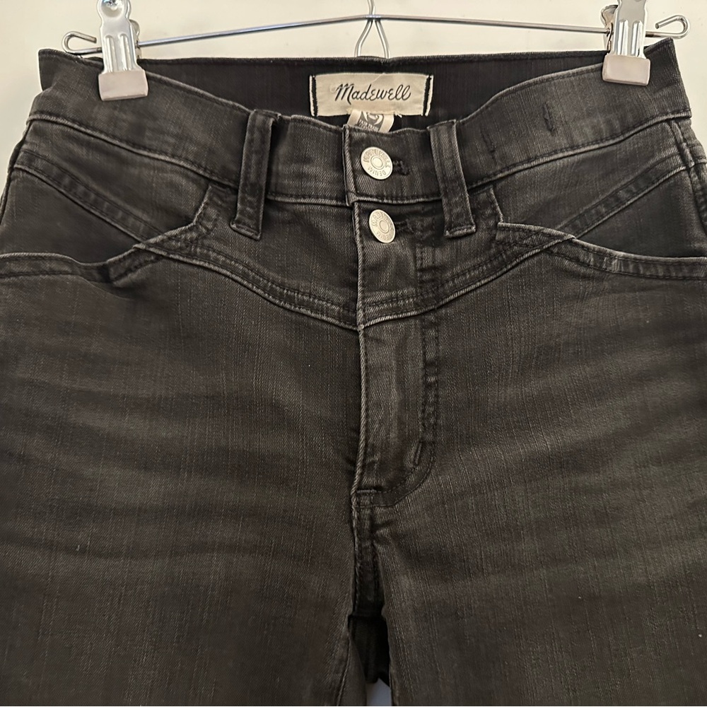 Madewell jeans size 23. Midi rise kick out crop jeans. Armand wash.
